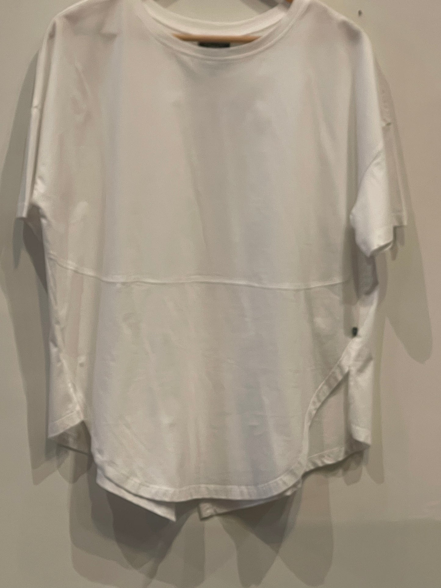 MOOCHI Tee  Shirt Size M